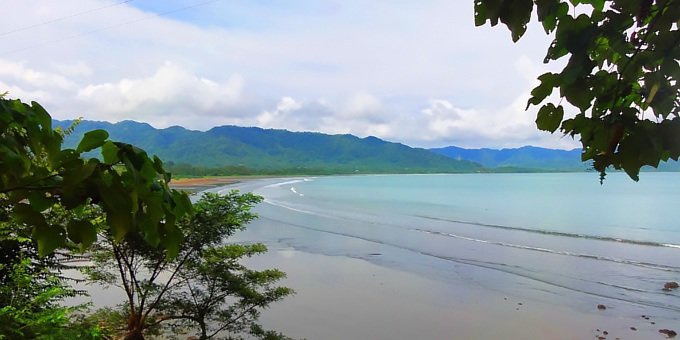Playa Tambor is located on the southern Nicoya Peninsula and is known for its beautiful beaches of gray sand and rolling hills filled with miles of forest.